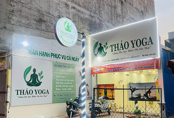 Mẫu bảng hiệu yoga kết hợp đ&egrave;n LED