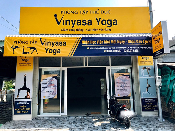 Mẫu bảng hiệu ph&ograve;ng tập thể dục yoga vinyasa