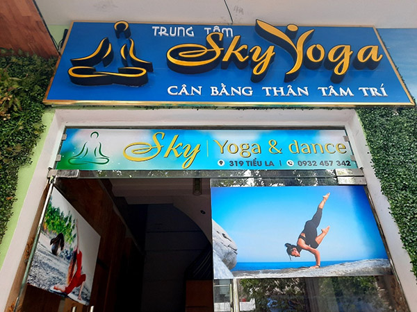 Mẫu biển quảng c&aacute;o yoga bằng chữ nổi Mica