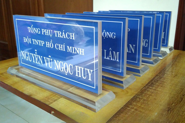 Làm biển chức danh để bàn bằng Pha Lê