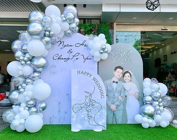 Mẫu backdrop đ&aacute;m cưới trang tr&iacute; trước nh&agrave; h&agrave;ng