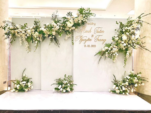 Mẫu backdrop đ&aacute;m cưới đẹp trang tr&iacute; hoa tươi