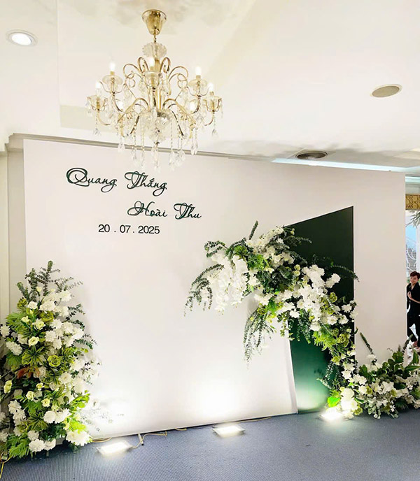 Mẫu trang tr&iacute; backdrop đ&aacute;m cưới trong nh&agrave;