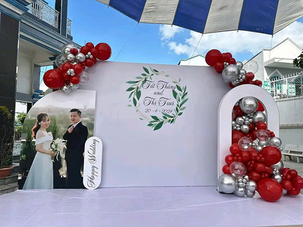 Mẫu trang tr&iacute; backdrop đ&aacute;m cưới kết hợp b&oacute;ng bay
