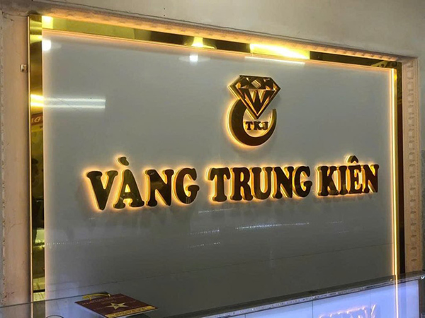 Thi công vách logo trang trí tiệm vàng Trung Kiên