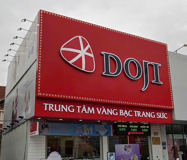 Mẫu bảng hiệu tiệm vàng màu đỏ thu hút tài lộc