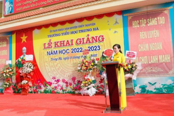 Backdrop khai giảng trường tiểu học Trung H&agrave;