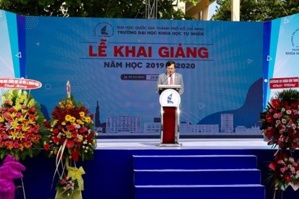 Backdrop khai giảng trường ĐH Khoa Học Tự Nhi&ecirc;n