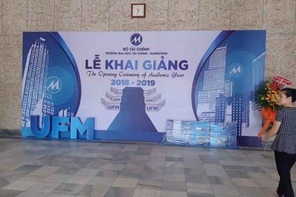 Backdrop khai giảng trường ĐH T&agrave;i Ch&iacute;nh Marketing