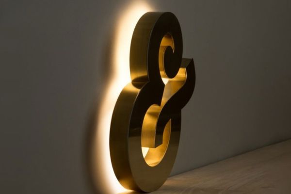 Thiết kế họa tiết đi k&egrave;m chữ nổi inox s&aacute;ng ch&acirc;n