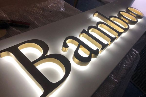 Gia c&ocirc;ng bảng hiệu chữ nổi inox s&aacute;ng ch&acirc;n Bamboo