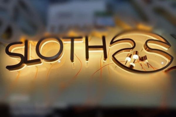 Thi c&ocirc;ng chữ nổi inox s&aacute;ng ch&acirc;n gi&aacute; rẻ, chất lượng