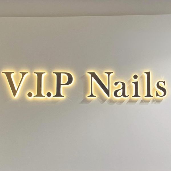 Chữ nổi inox s&aacute;ng ch&acirc;n tiệm Spa VIP