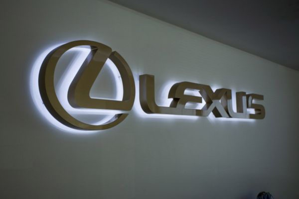 Chữ nổi inox s&aacute;ng ch&acirc;n của thương hiệu xe &ocirc; t&ocirc; Lexus