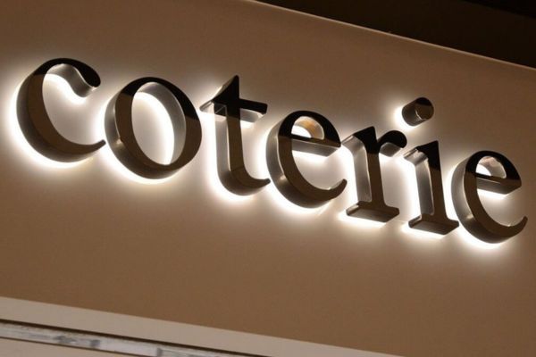 Chữ nổi inox s&aacute;ng ch&acirc;n trắng bền đẹp