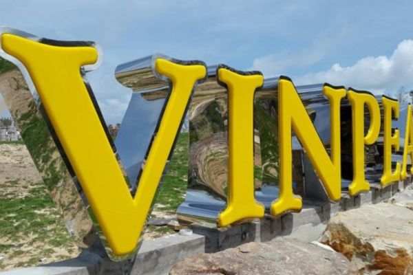 Chữ nổi mica viền inox khu vui chơi Vinpear