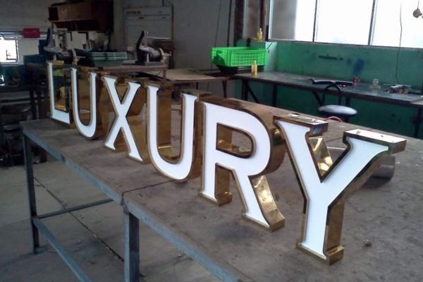 Thi c&ocirc;ng chữ nổi mica viền inox Luxury