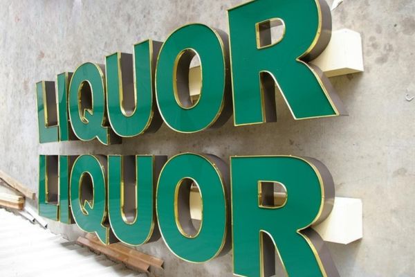 Đơn vị l&agrave;m chữ nổi mica viền inox ở TPHCM