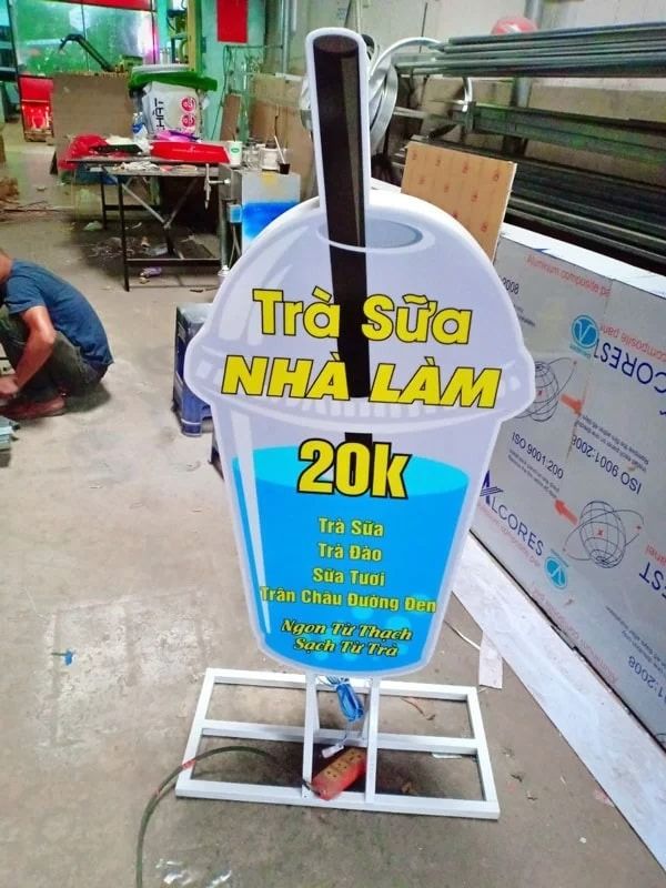 Làm hộp đèn ly trà sữa theo yêu cầu giá rẻ