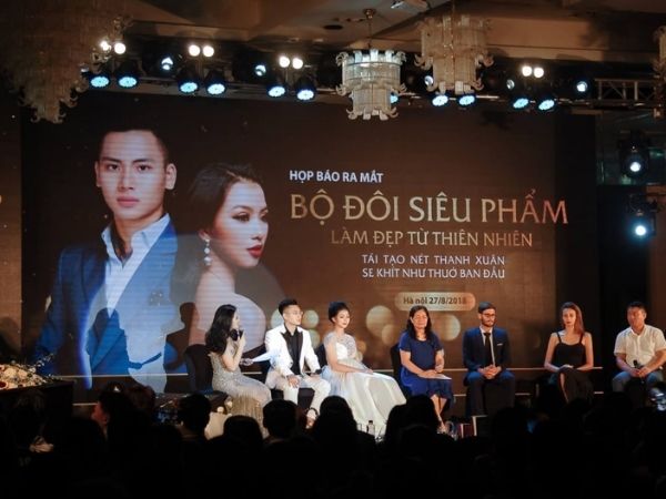 Mẫu backdrop họp b&aacute;o ra mắt sản phẩm