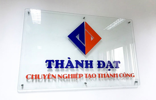 Mẫu bảng hiệu mica d&aacute;n decal c&ocirc;ng ty Th&agrave;nh Đạt