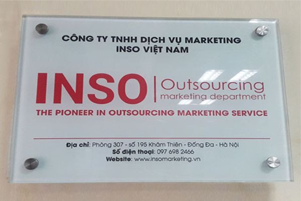 Thi c&ocirc;ng bảng hiệu mica trong suốt d&aacute;n decal chuy&ecirc;n nghiệp