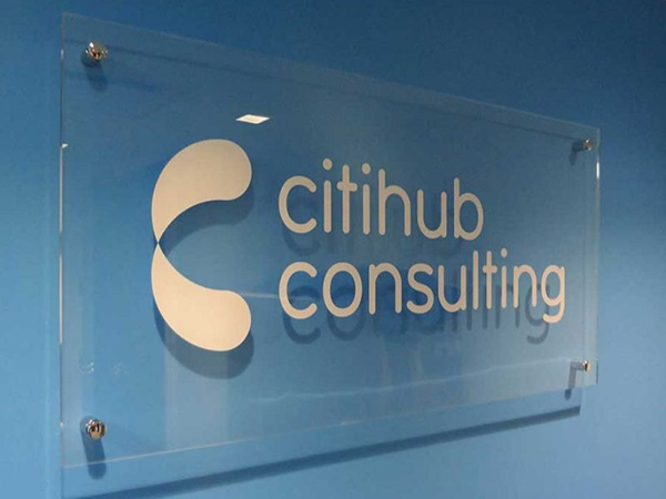 Mẫu bảng hiệu mica d&aacute;n decal cho cửa h&agrave;ng