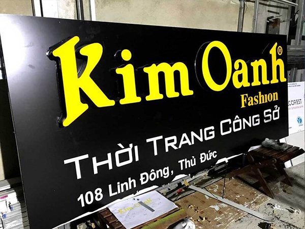 Làm biển quảng cáo Alu chữ nổi Mica cửa hàng thời trang