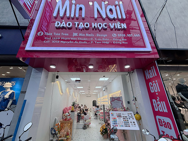 Mẫu biển quảng c&aacute;o nail chữ nổi Mica ấn tượng, h&uacute;t kh&aacute;ch